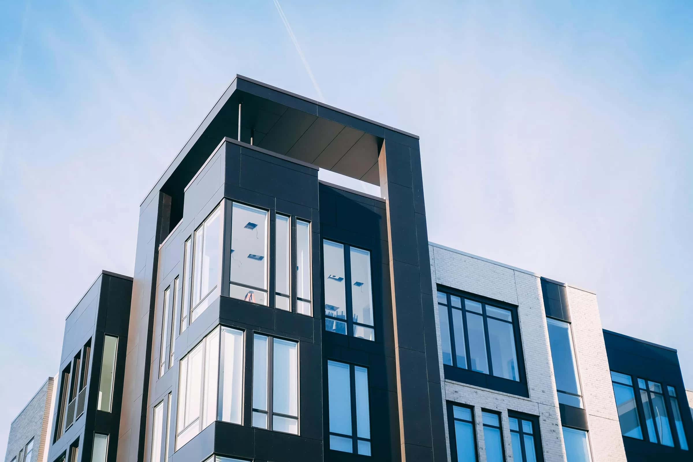 Açık gökyüzüne uzanan çok katlı modern bir apartmanın köşesi