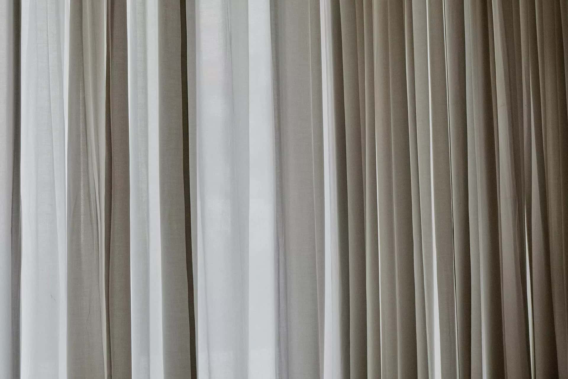 Perdeden süzülen yumuşak ışık
