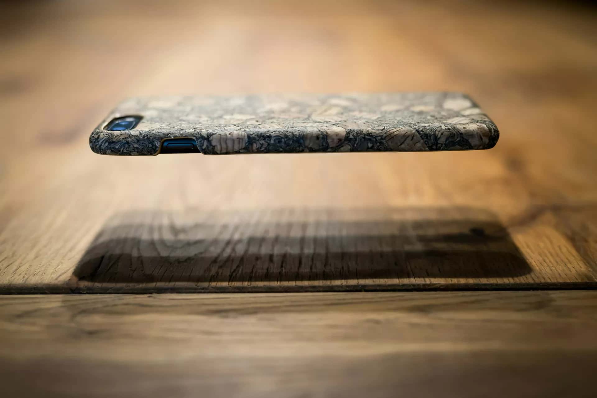 Masada ekranı kapalı, ters çevrilmiş bir telefon