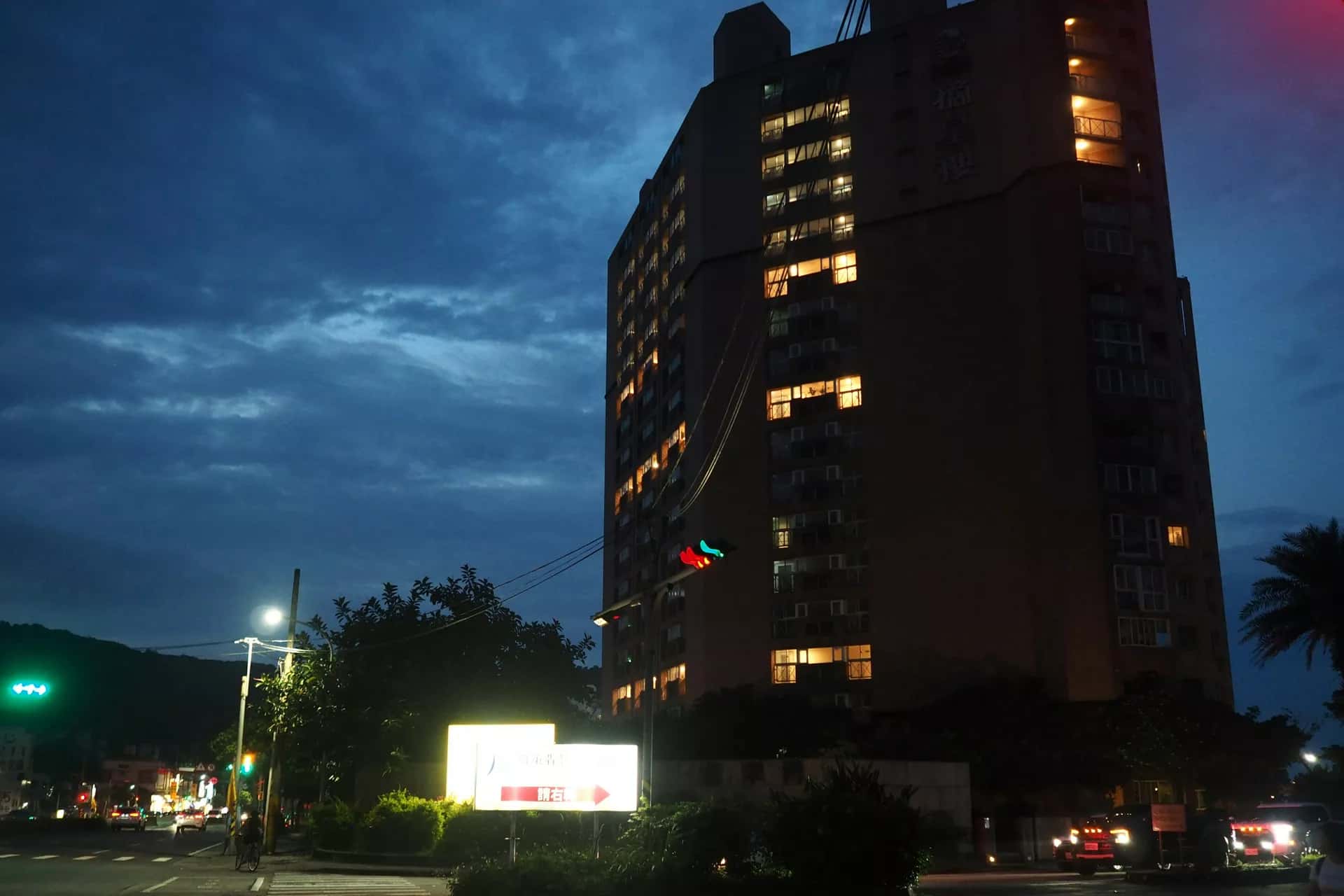 Gece pencereleri ışıklı bir lojman bloğu