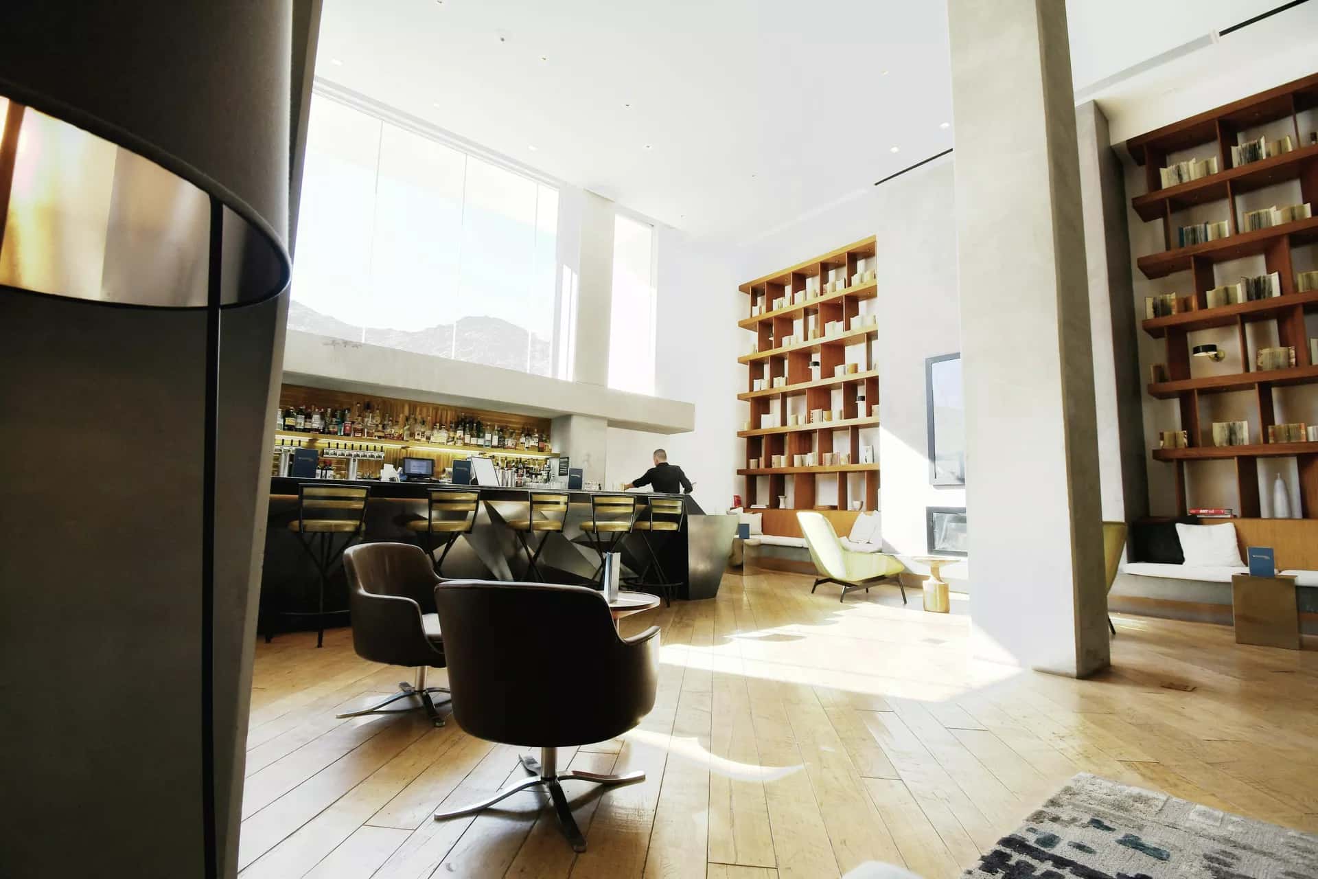 Gün ışığında boş bir ofis masası ve sandalye