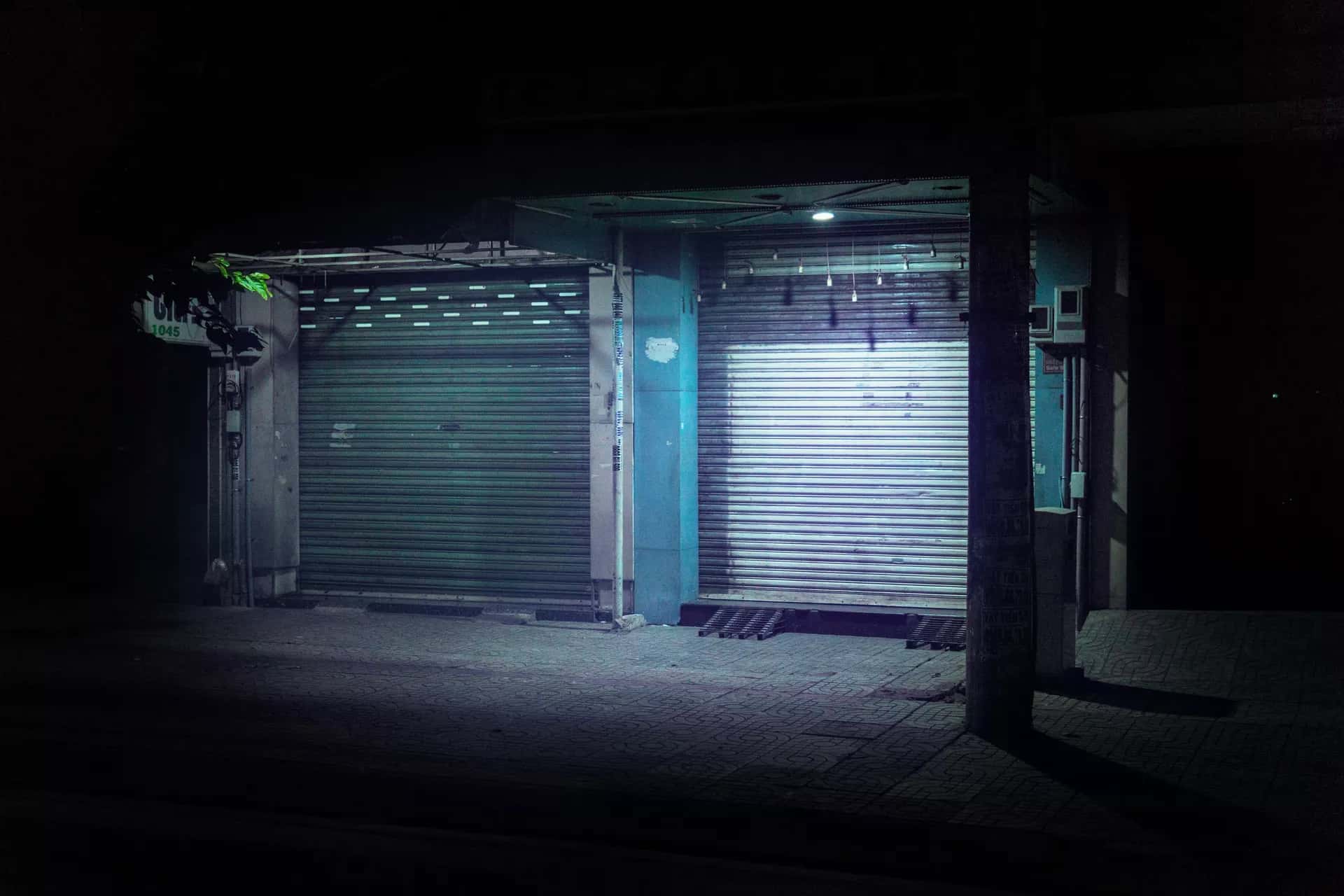 Gece kepenkleri kapalı bir dükkân