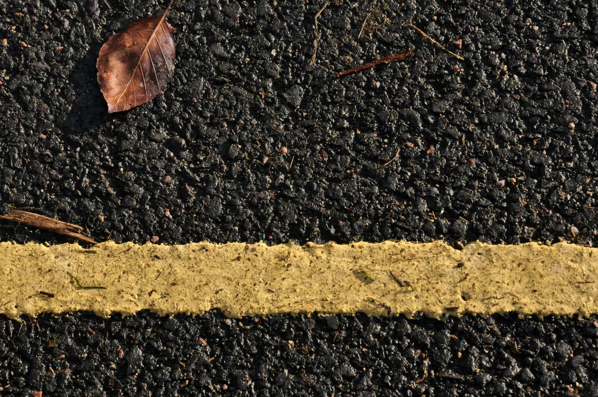 Asfalt üzerinde bir şerit metre, yakın plan