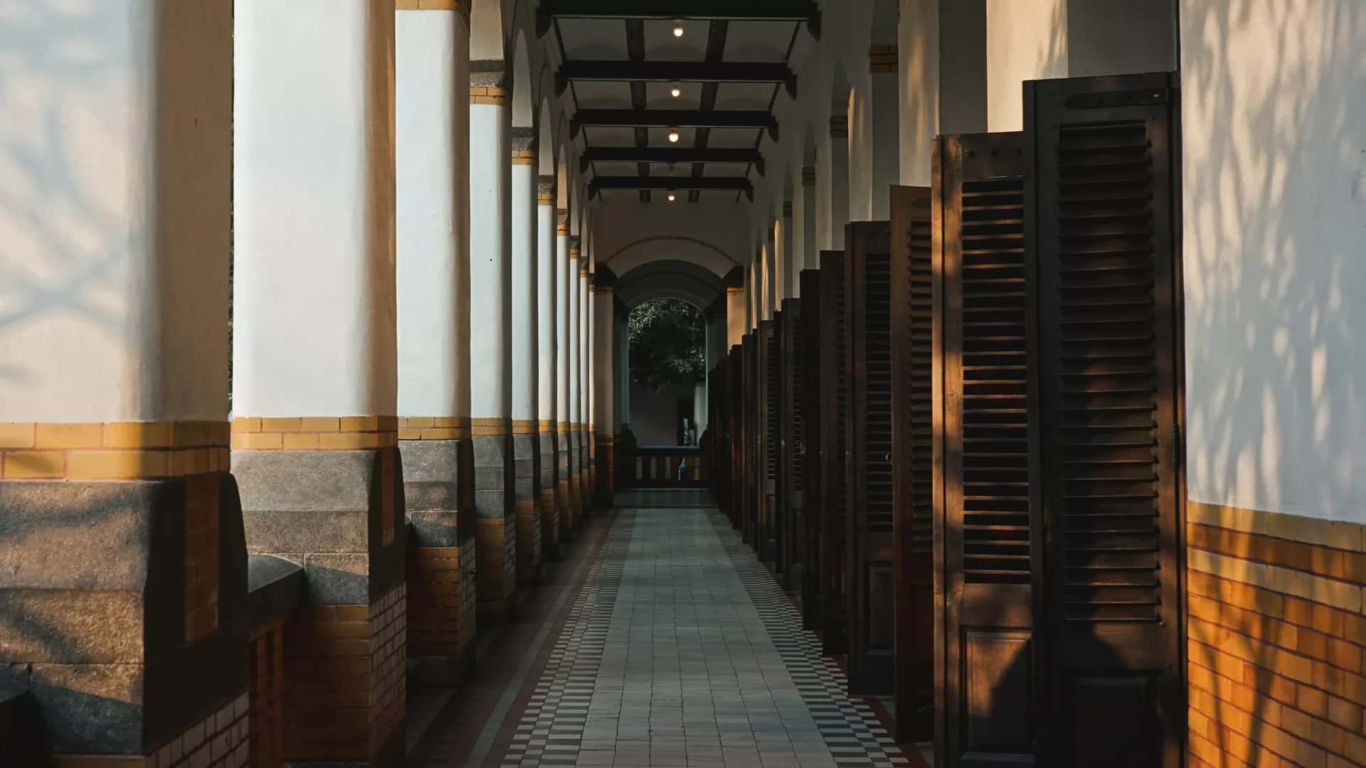 Uzun bir koridorda boş ahşap bir bank