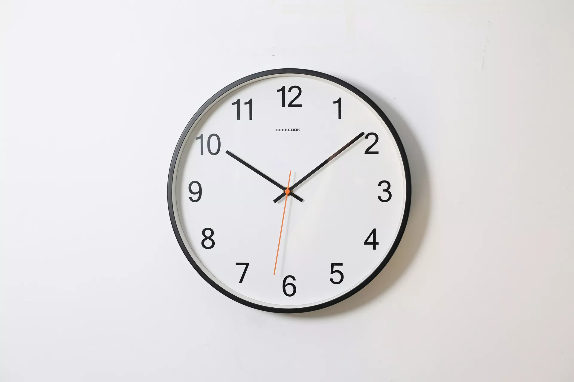 Çıplak bir duvarda asılı analog saat