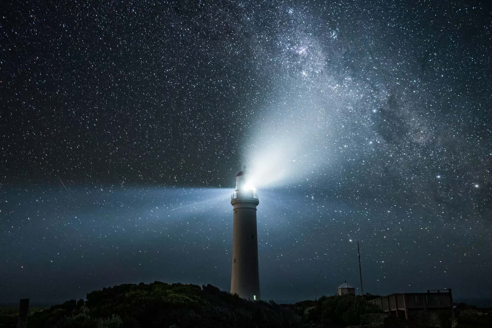 Gece ışığını çeviren bir deniz feneri