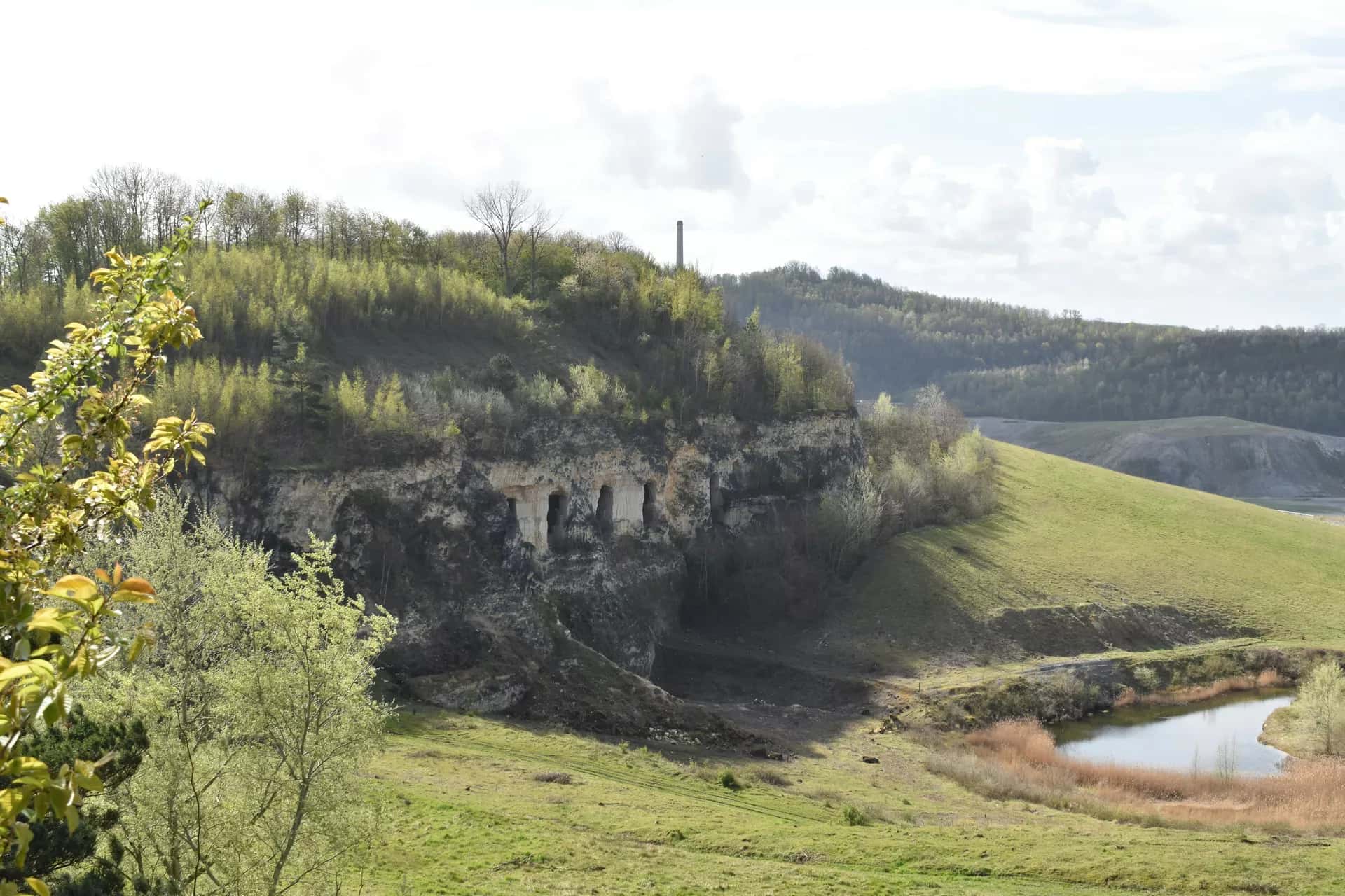 Kayalık bir taş ocağı, geniş açı