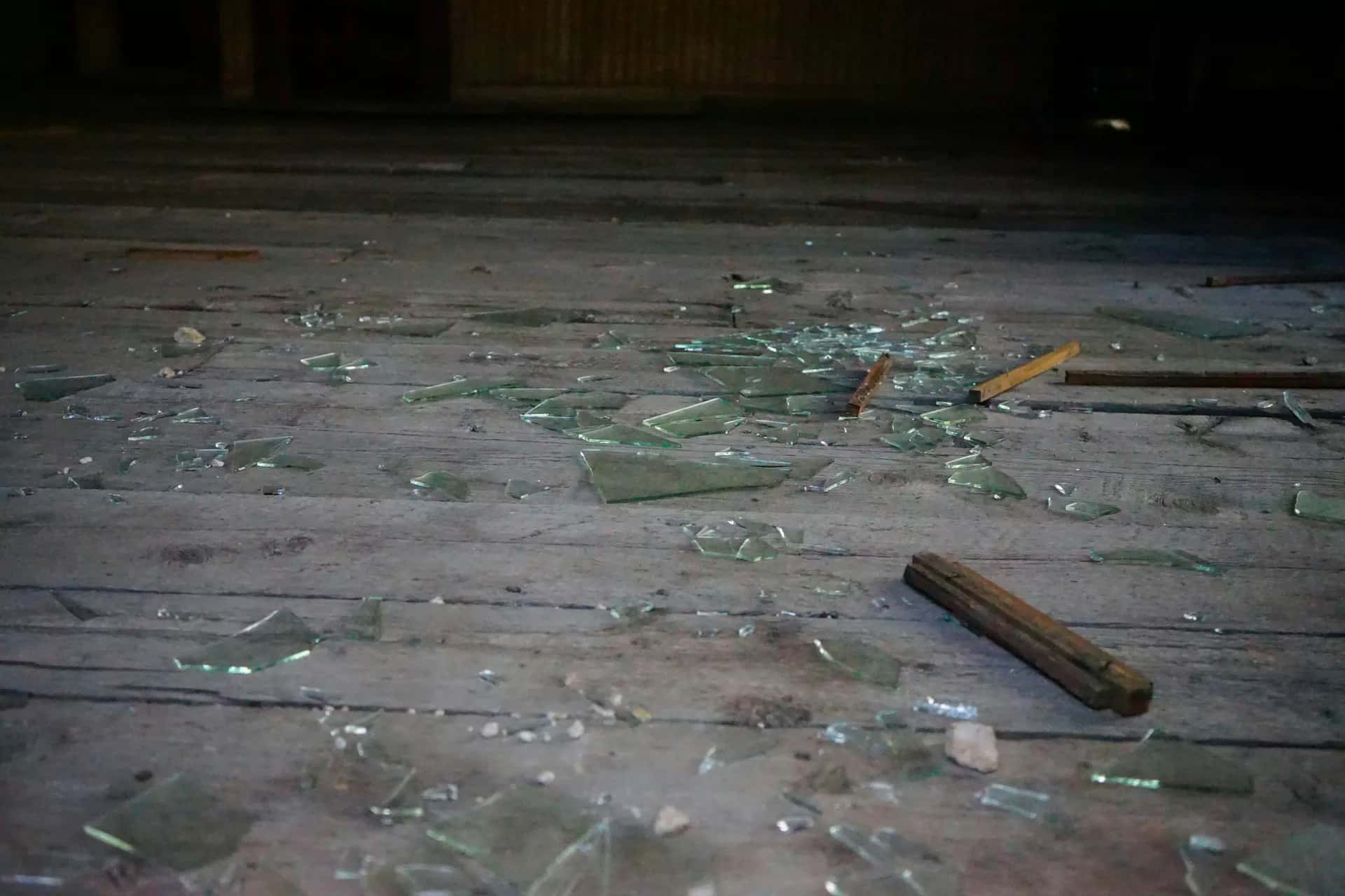 Ahşap zemine dağılmış, ipe dizilmemiş boncuklar
