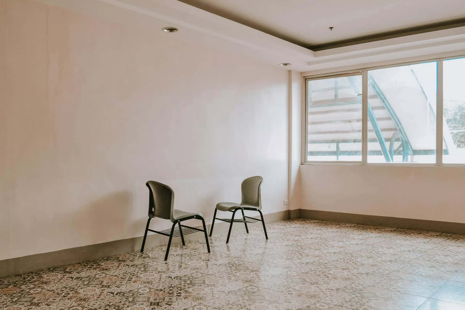 Pencere önünde karşılıklı iki boş sandalye