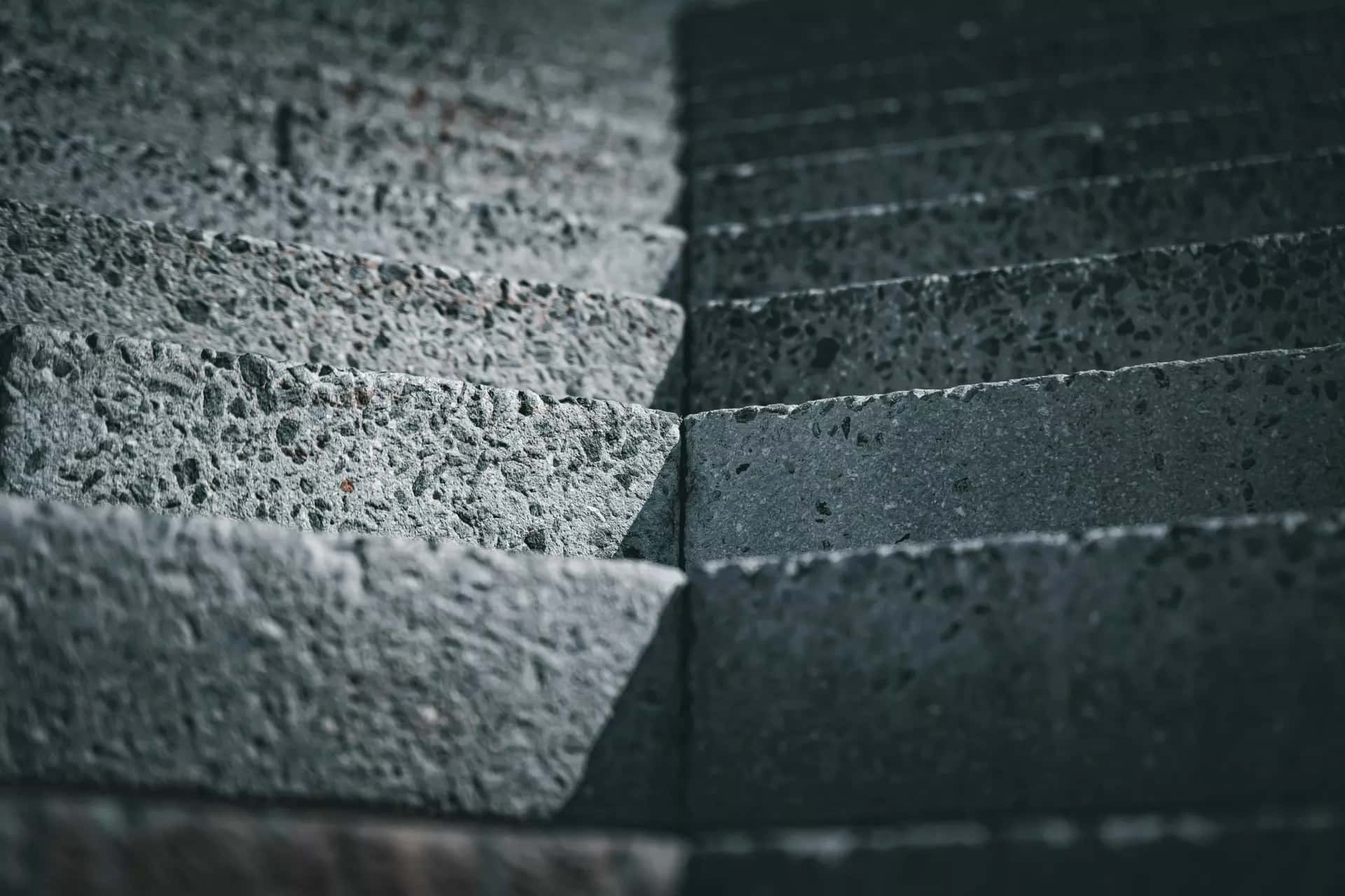 Beton merdiven basamaklarında katlanmış kâğıt broşürler