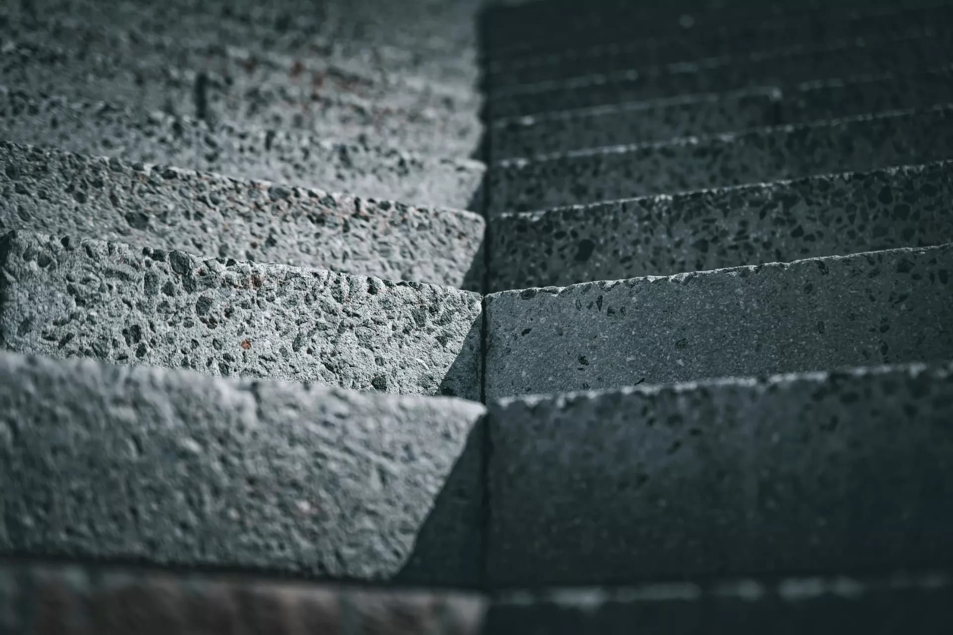 Beton merdiven basamaklarında katlanmış kâğıt broşürler