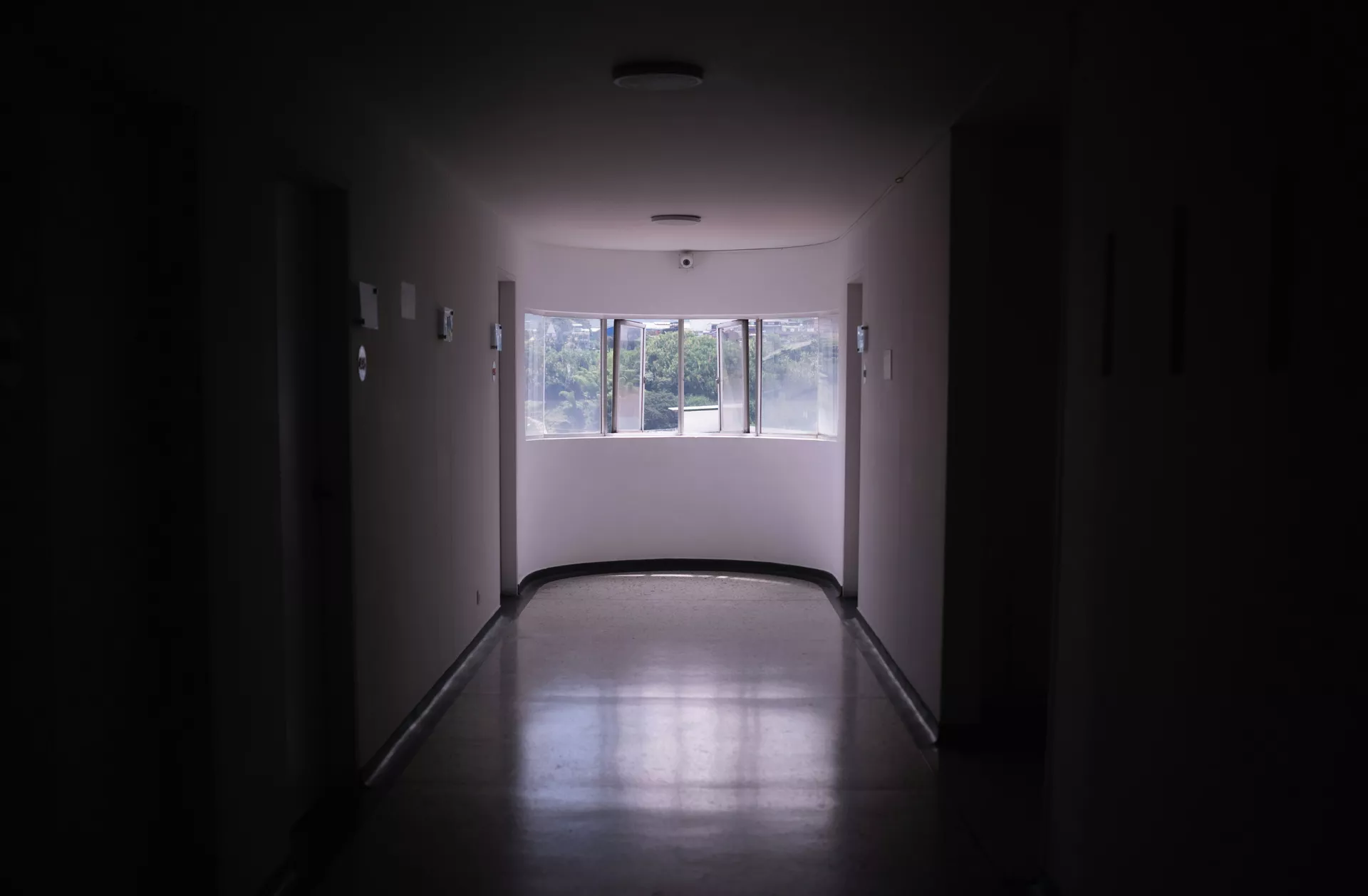 Modern bir hastanenin boş koridoru
