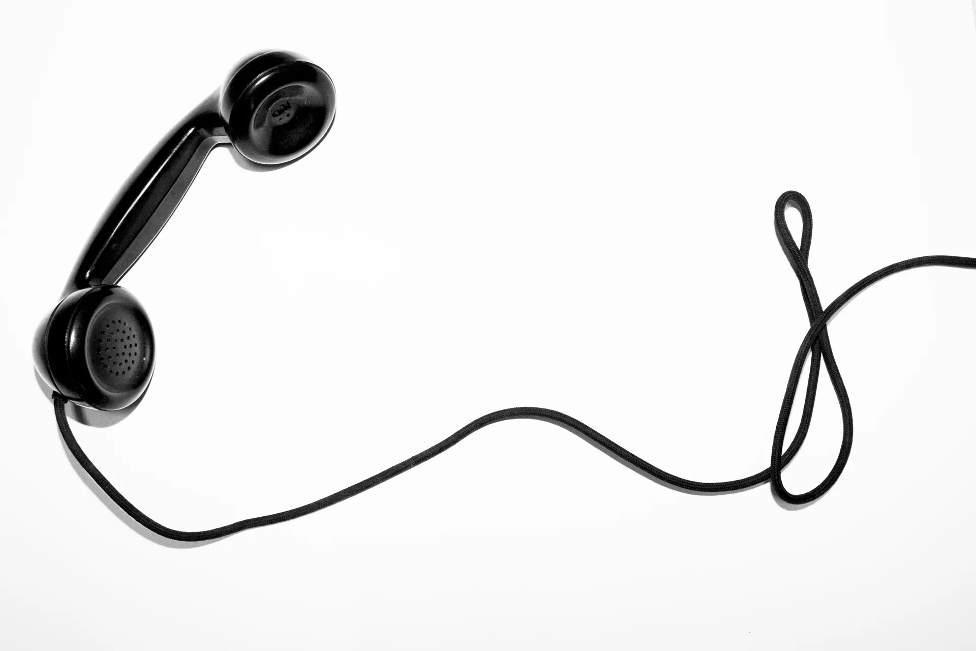 Kablosundan sarkan, yerine konmamış bir telefon ahizesi