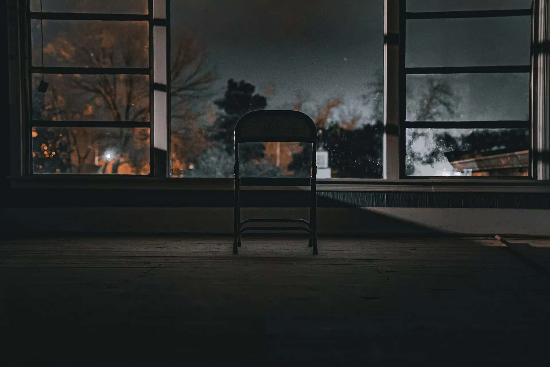 Pencere önünde boş duran bir tekerlekli sandalye