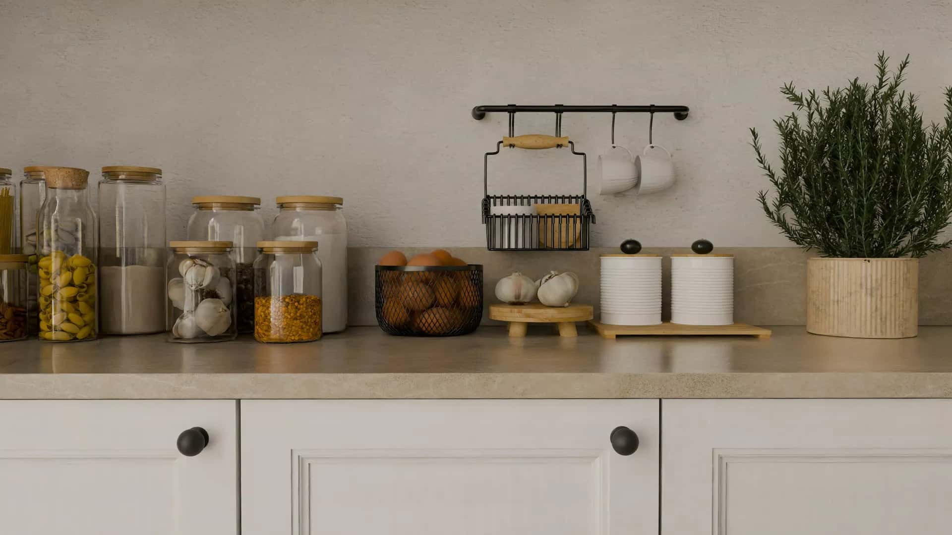 Mutfak masasında haftanın günlerine bölünmüş bir ilaç kutusu