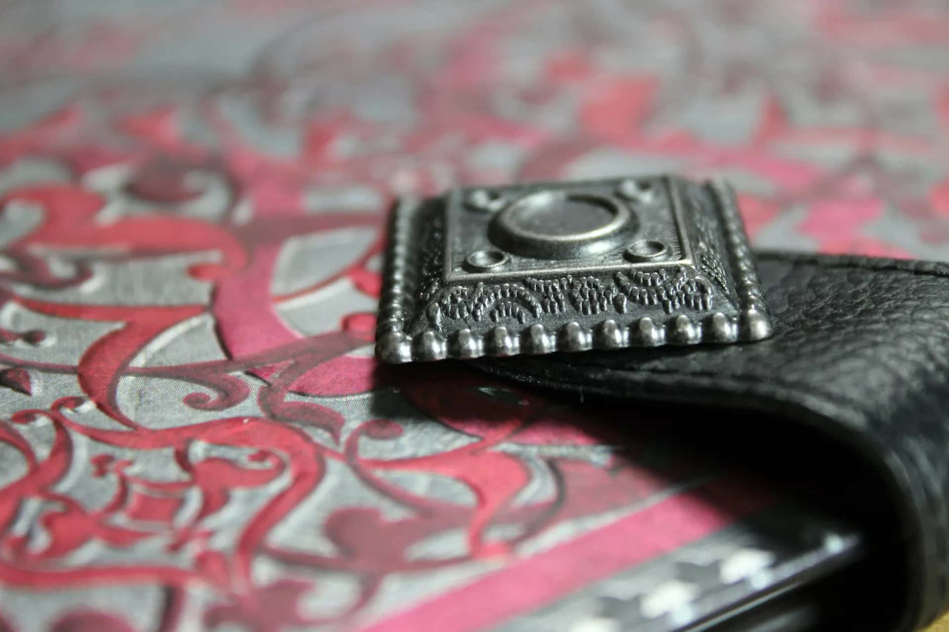Kapağı metal tokayla kilitlenmiş eski bir günlük defteri