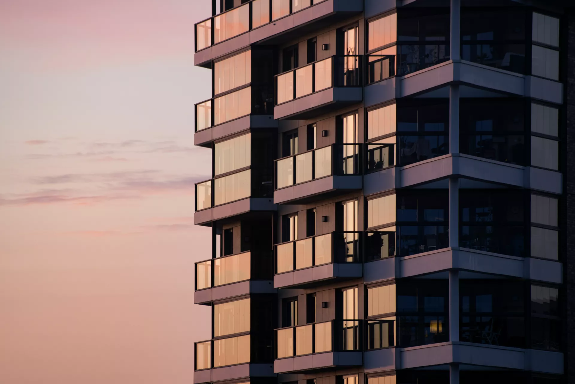 Bir apartman cephesi