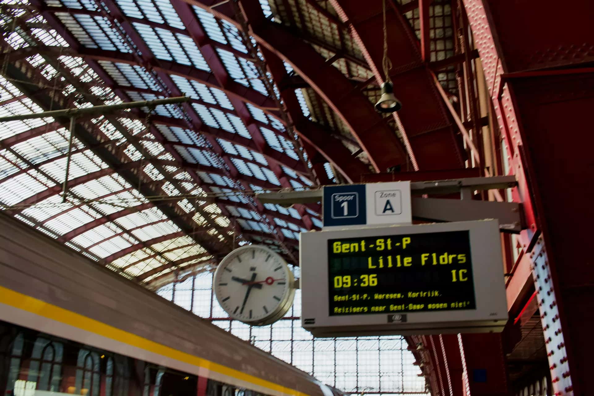 Tren istasyonunda kalkış saatlerini gösteren bilgi panosu, yakın plan