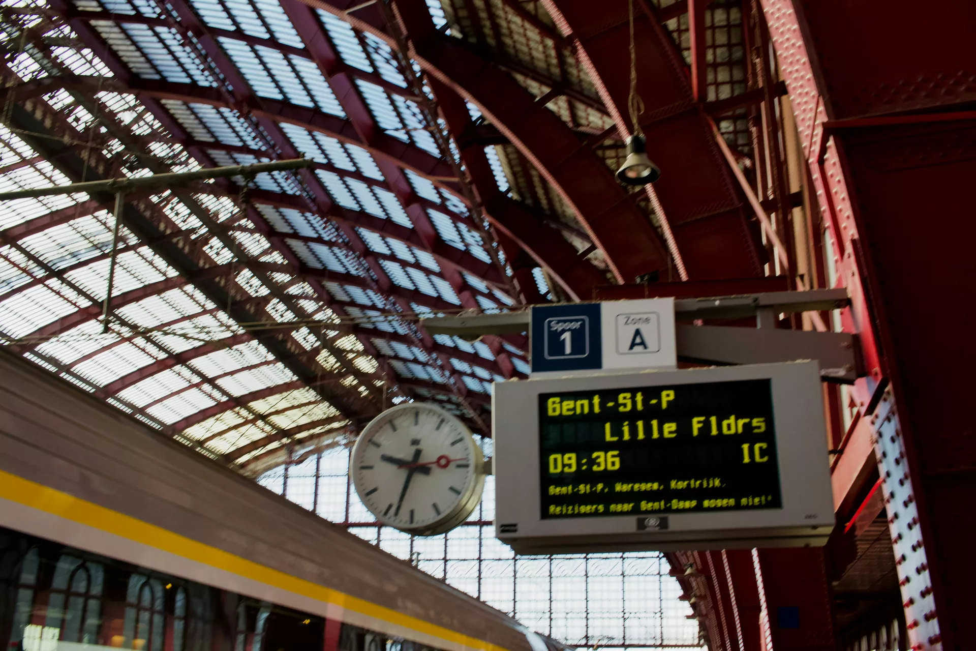 Tren istasyonunda kalkış saatlerini gösteren bilgi panosu, yakın plan