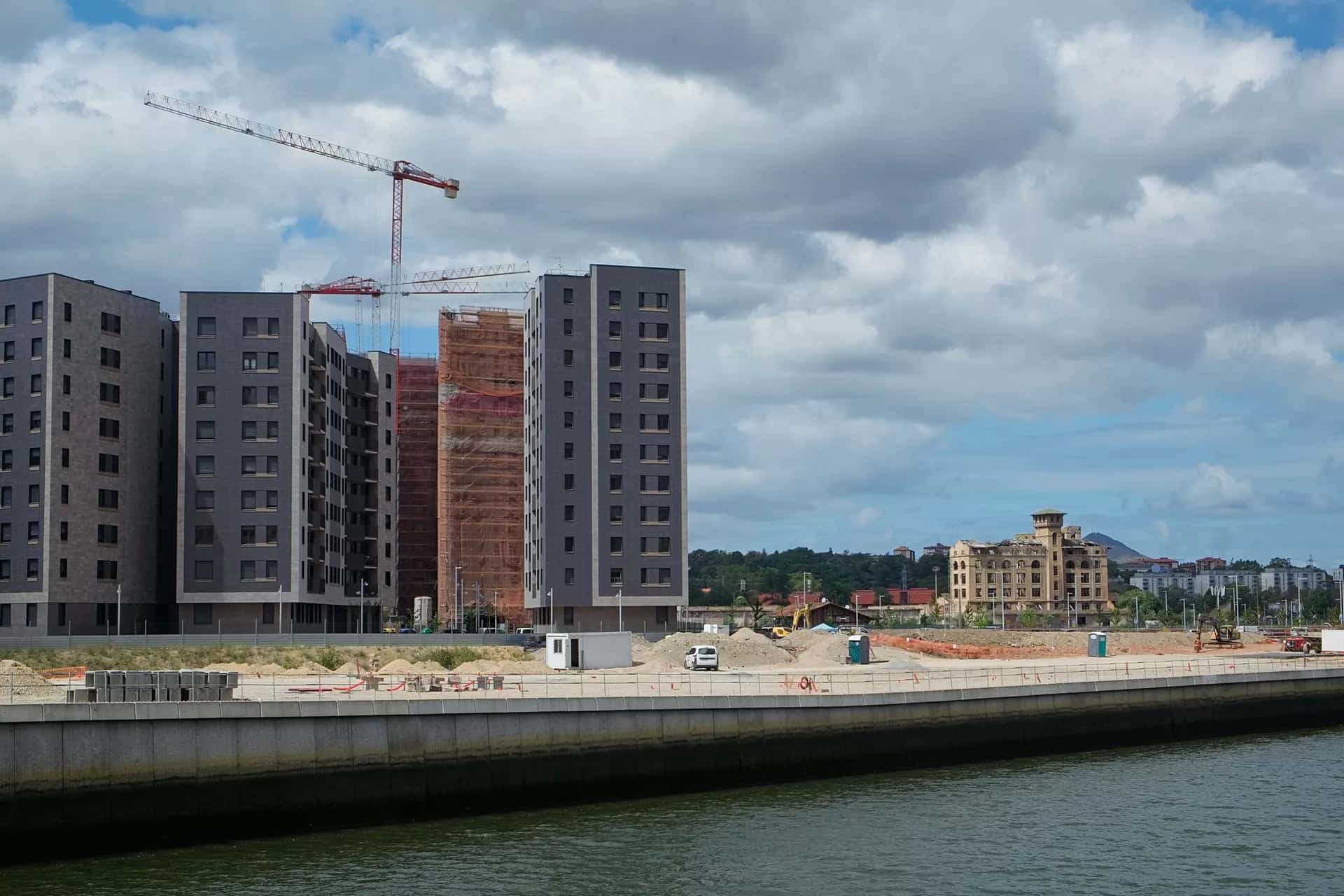 Vinçli bir apartman inşaatı