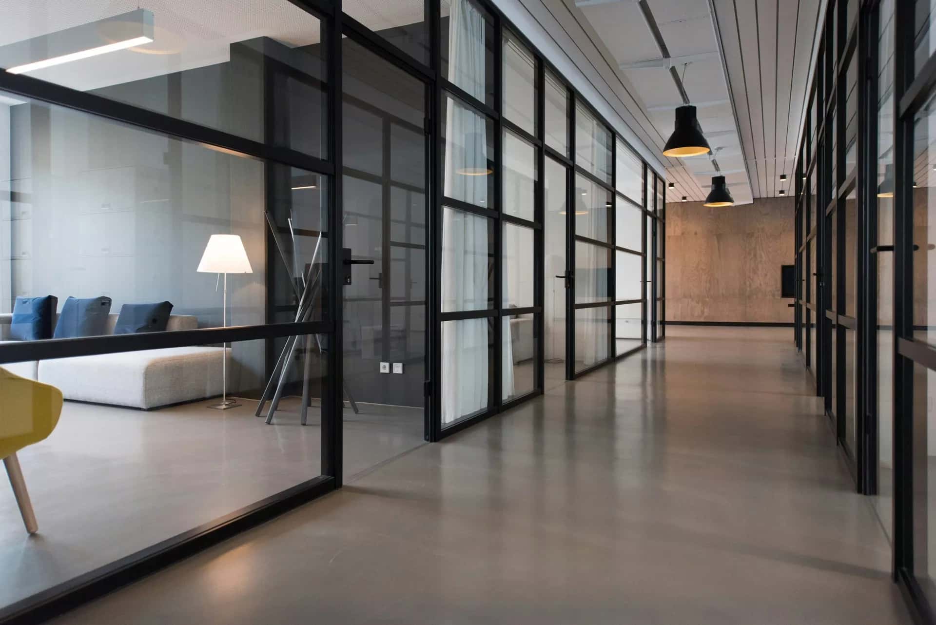 Ofis koridorunda açık bir kapı