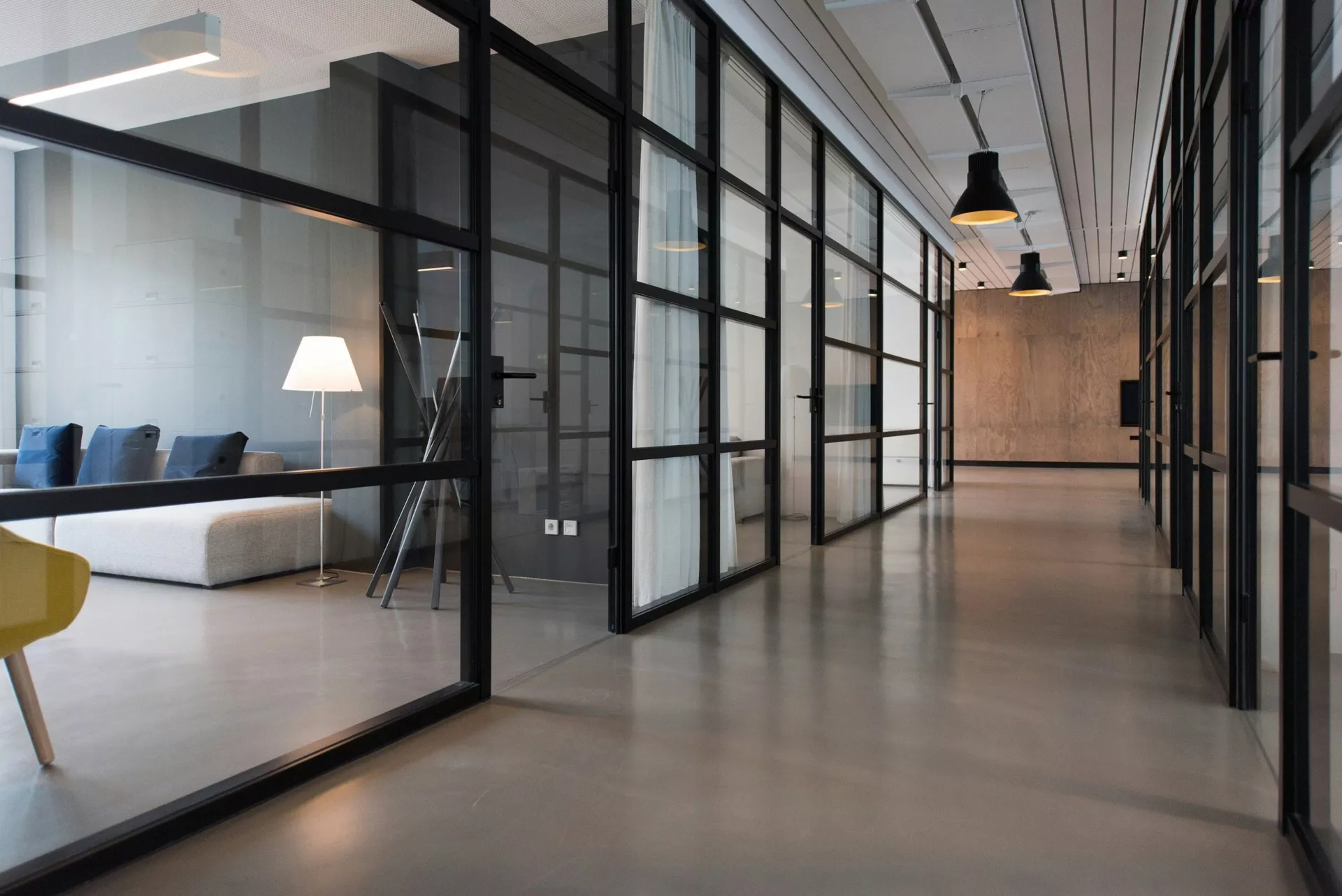 Ofis koridorunda açık bir kapı