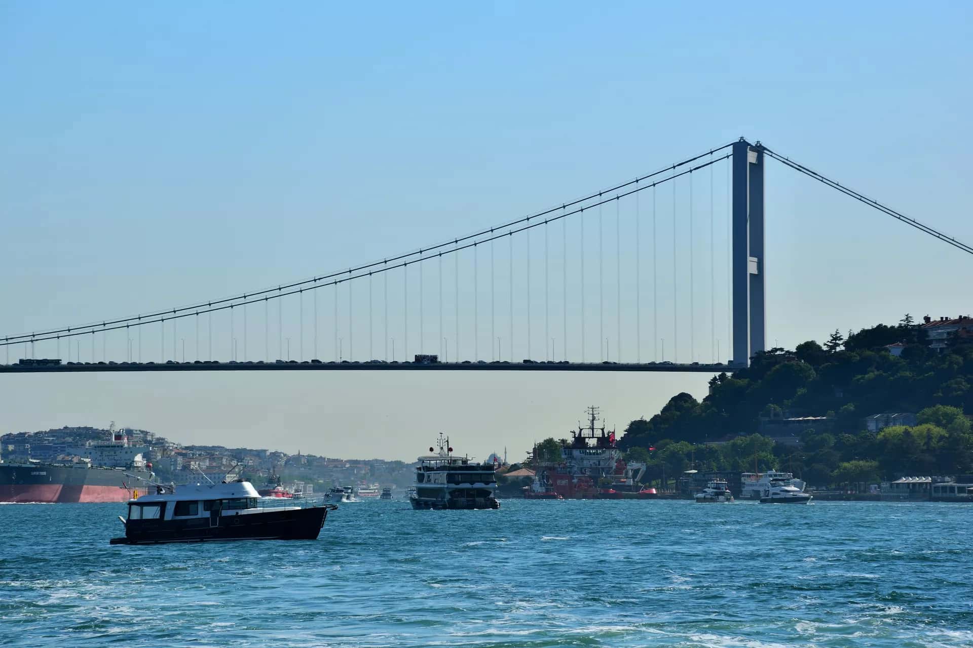 Sabah ışığında Boğaz kıyısı ve karşı yakadaki İstanbul silueti