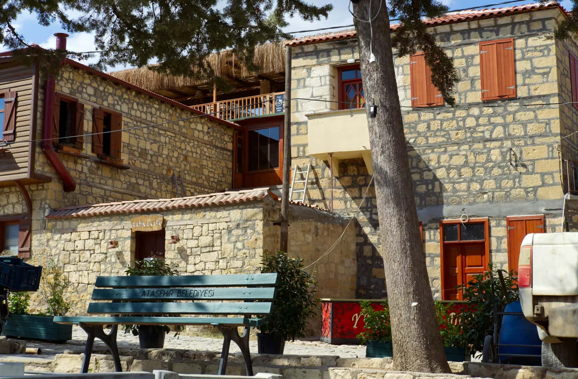 Sessiz bir parkta eski ahşap bank