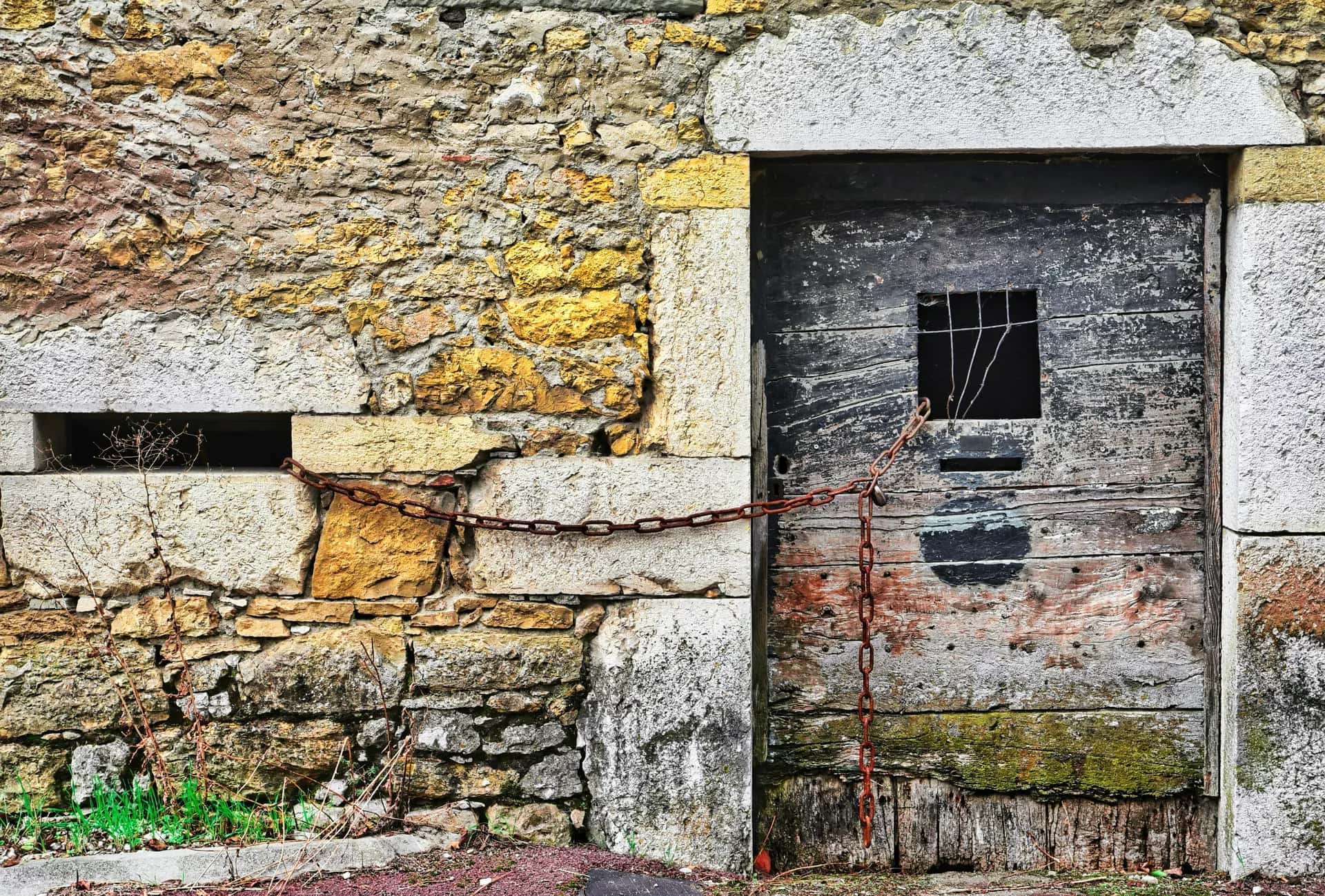 Kapıda takılı bir güvenlik zinciri