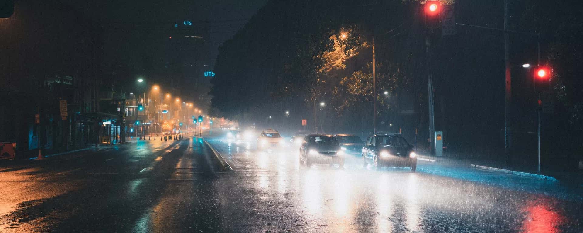 Islak bir yolda gece far ışıkları