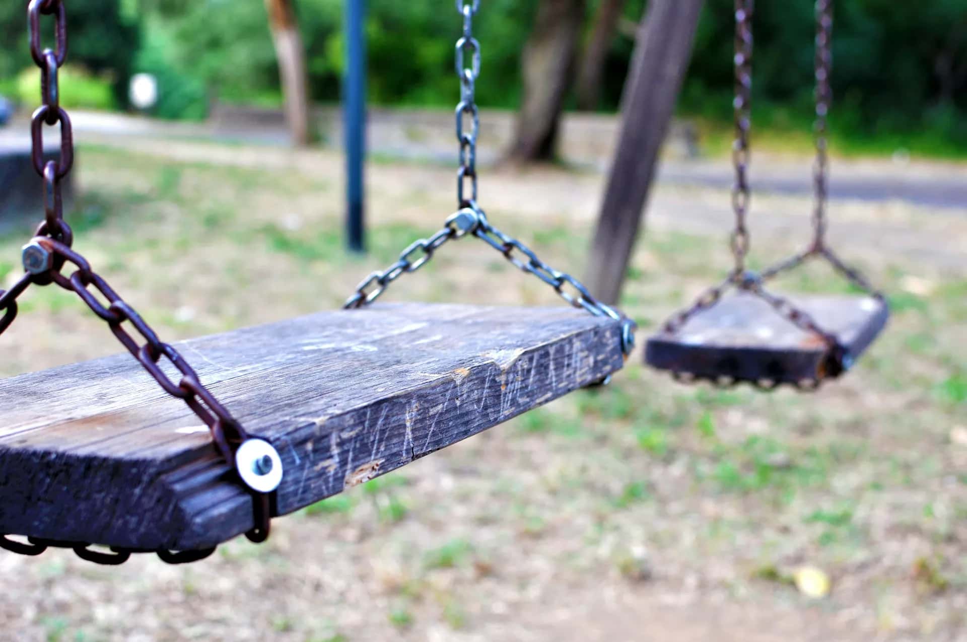 Boş bir çocuk parkında salıncak