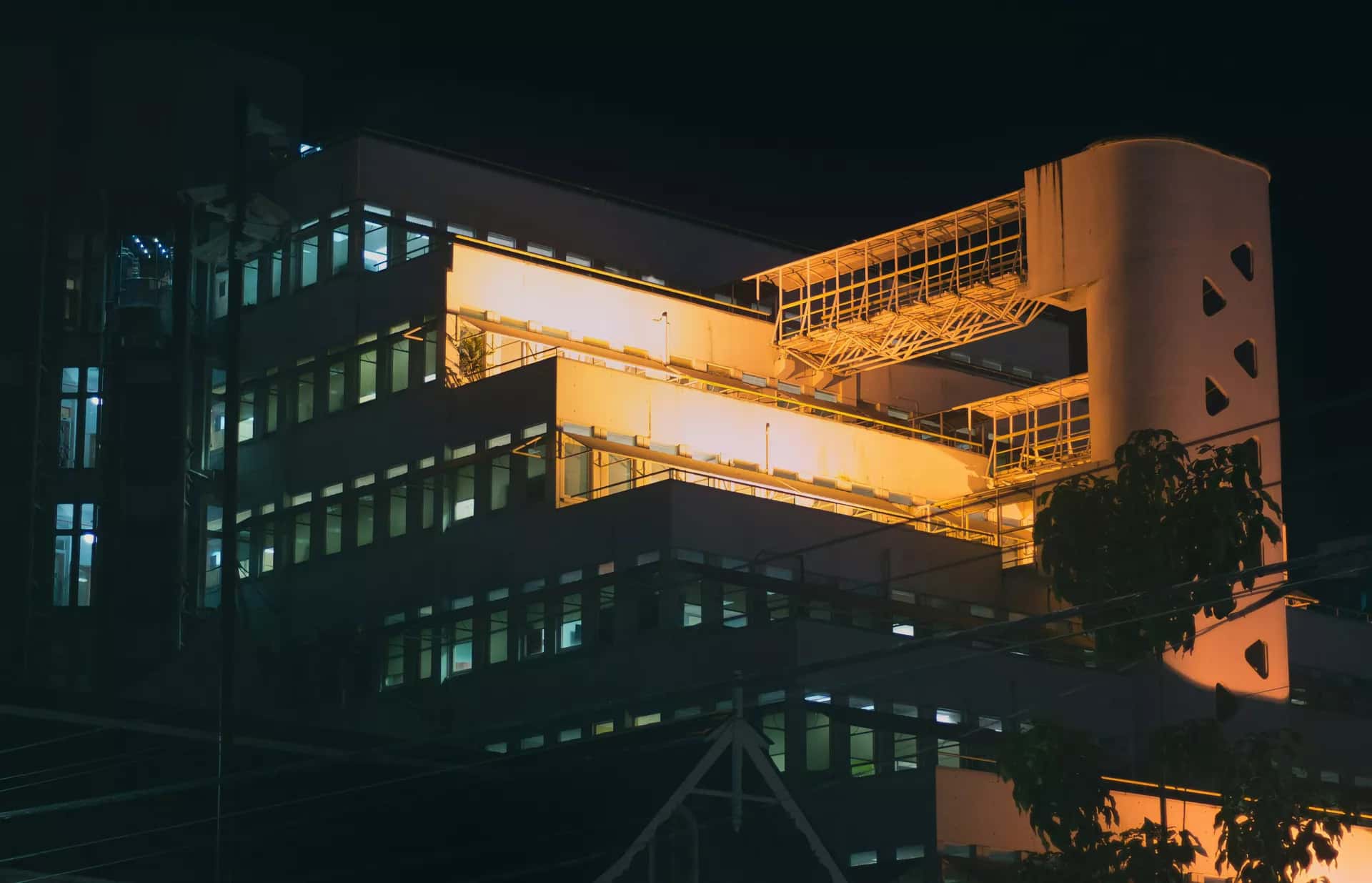 Gece ışıkları yanan ofis pencereleri