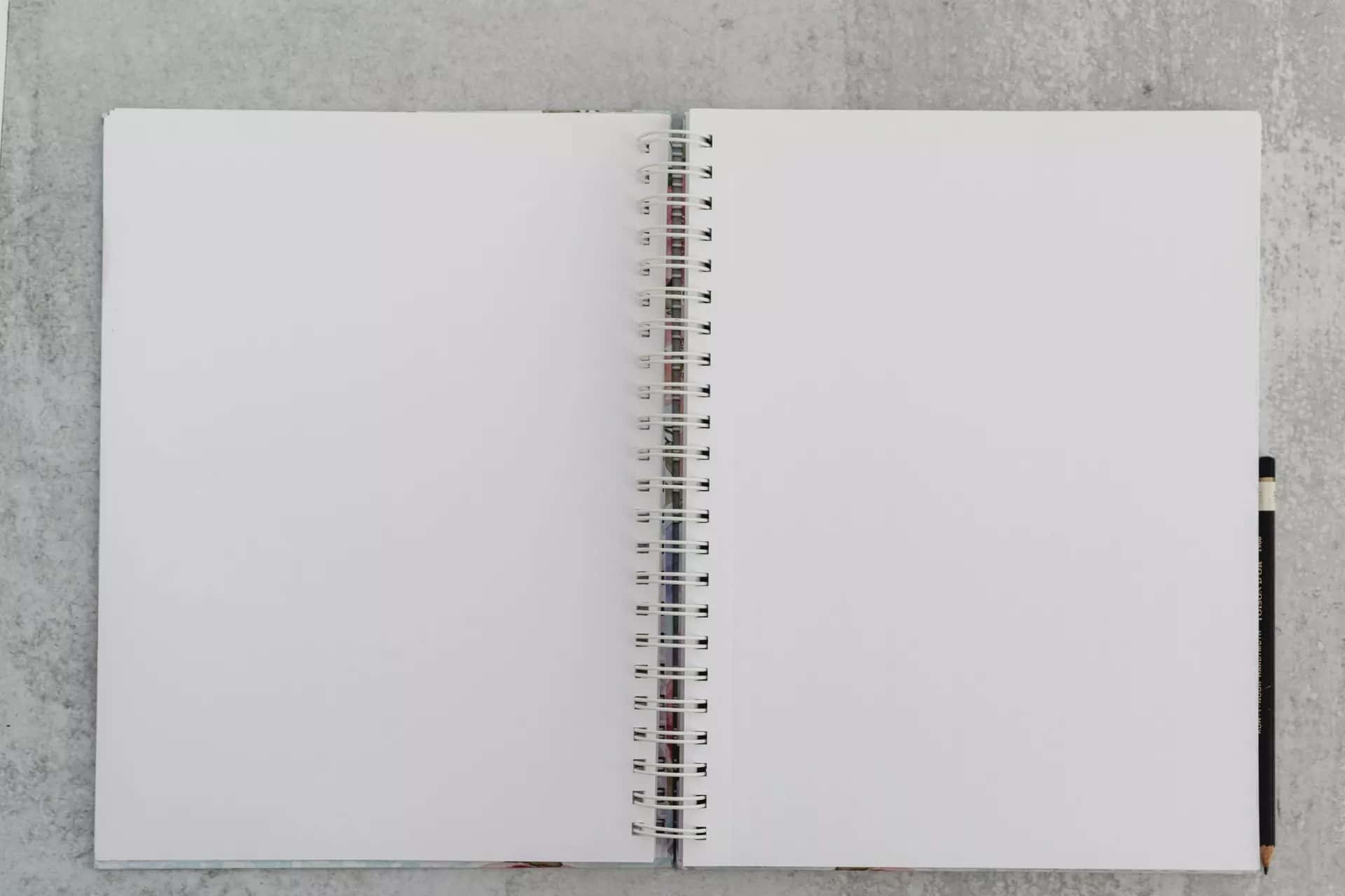 Spiralli defter ve üzerinde bir kalem