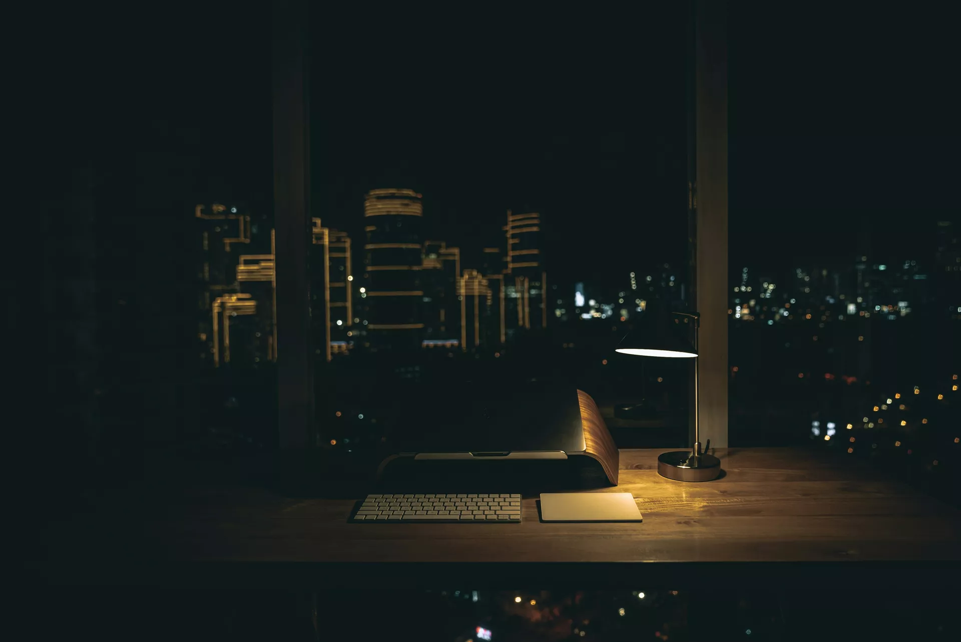Gece masa lambasının aydınlattığı kâğıtlar