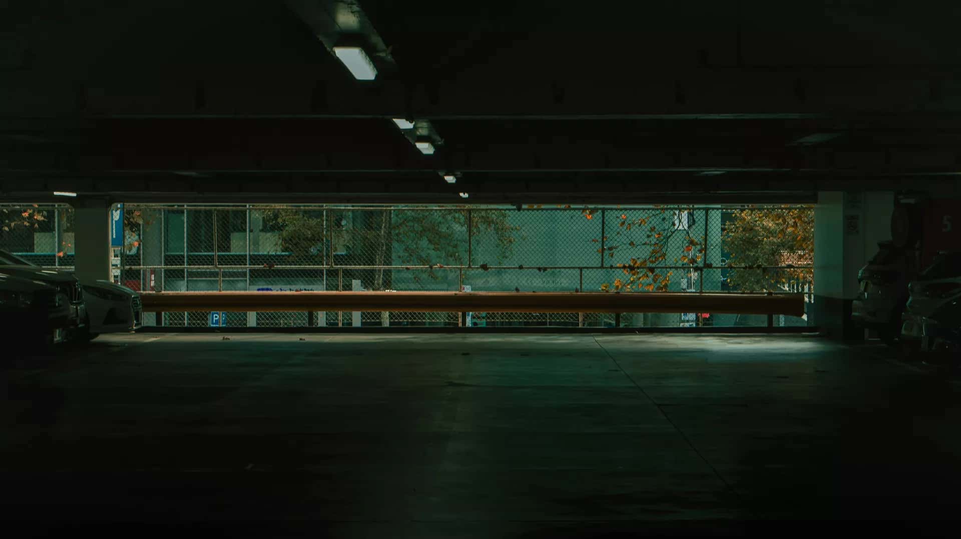Gece boş bir kapalı otopark