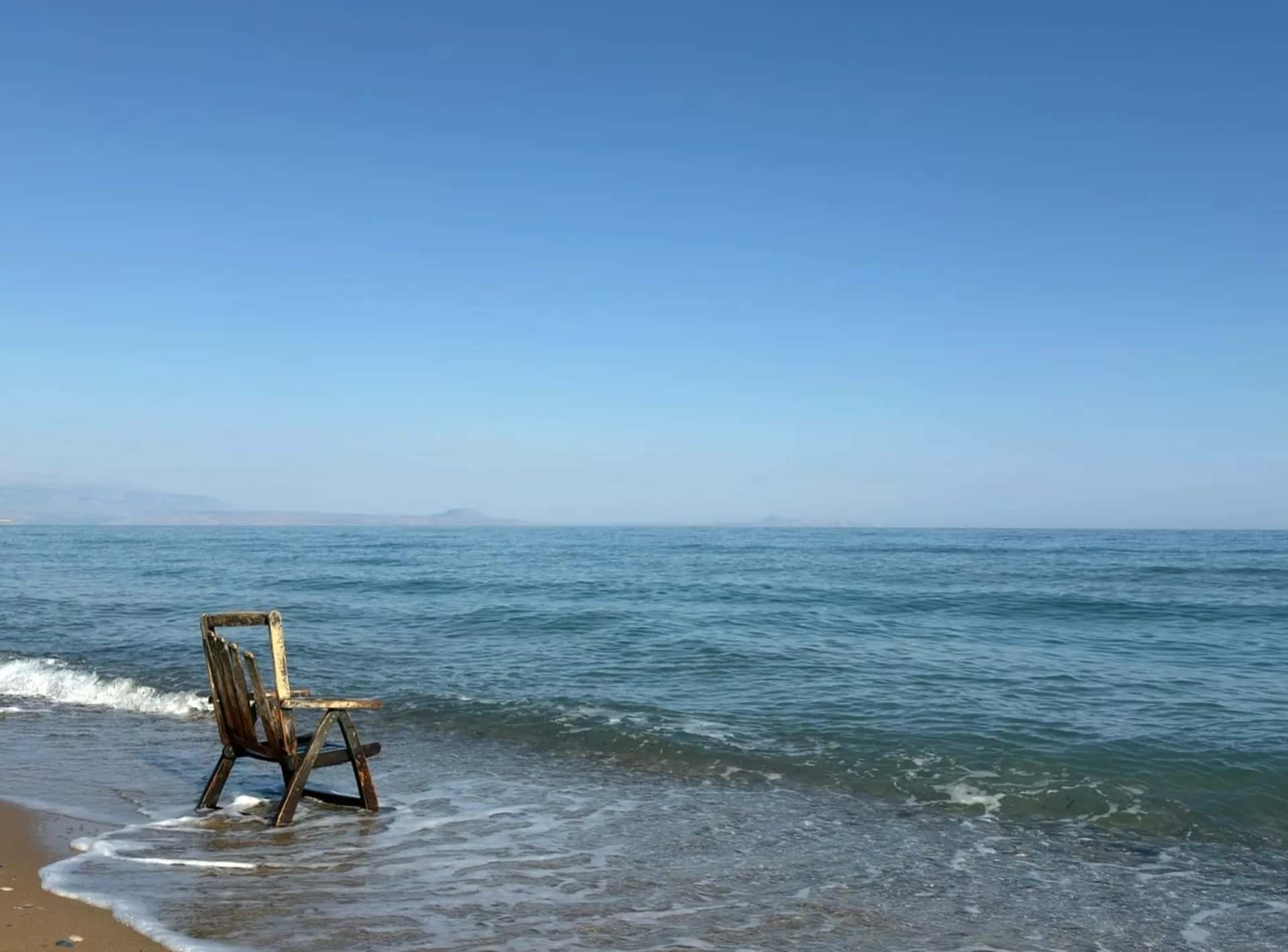 Deniz kenarında boş bir şezlong